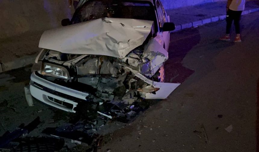 Otomobiller kafa kafaya çarpıştı: 3’ü çocuk 6 yaralı