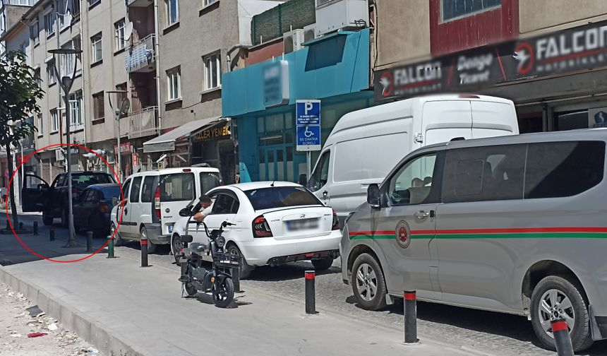 Dar sokakta bırakılan araç trafiği felç etti!