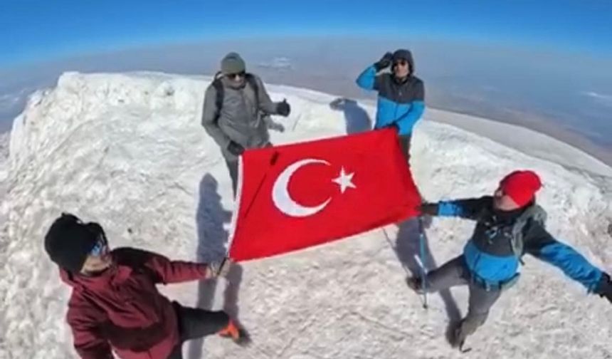 Eskişehirli dağcılar Ağrı Dağı'nın zirvesinde
