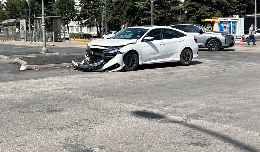 Eskişehir’de ambulansla otomobil çarpıştı!
