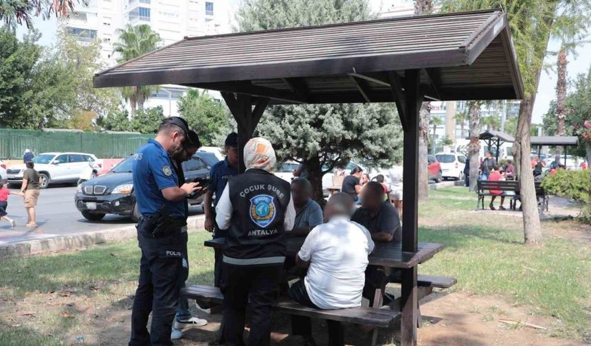 Antalya’da okul çevreleri ve servis araçları denetlendi