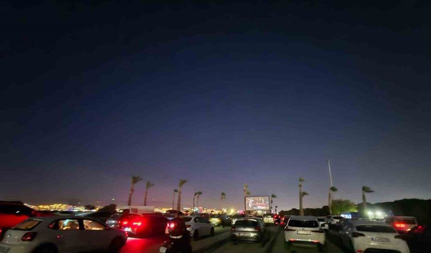 İzmir’de arabada film keyfi
