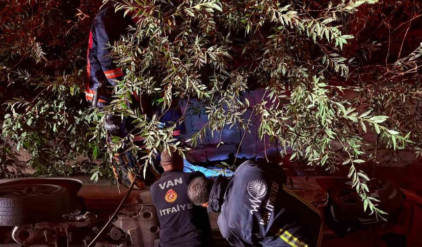 Van’da otomobil su kanalına düştü: 1 yaralı