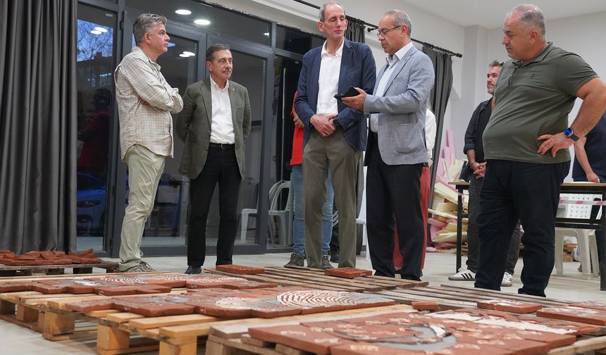 Uluslararası Eskişehir Pişmiş Toprak Sempozyumu eserlerini incelediler