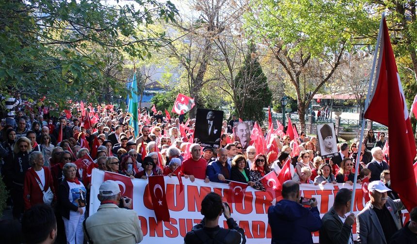 Eskişehir'de 7'den 70'e Cumhuriyet için yürüdüler