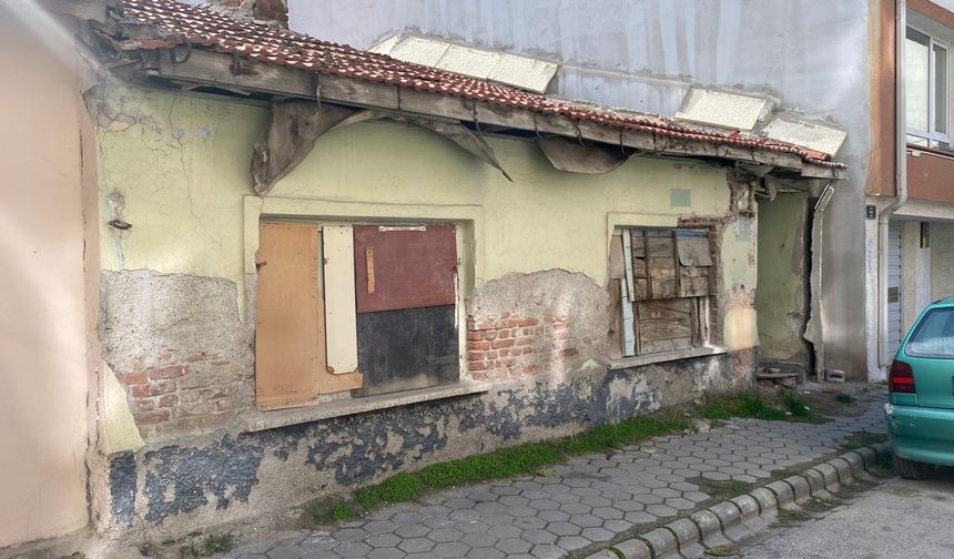 Eskişehir'deki o metruk bina tedirgin ediyor...