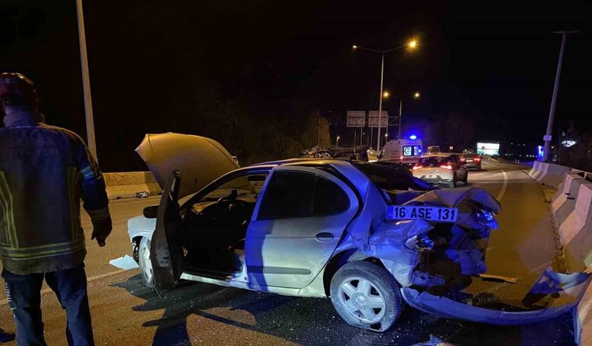 Bursa’da feci kaza: Bariyere çarpıp takla attı, 2 yaralı