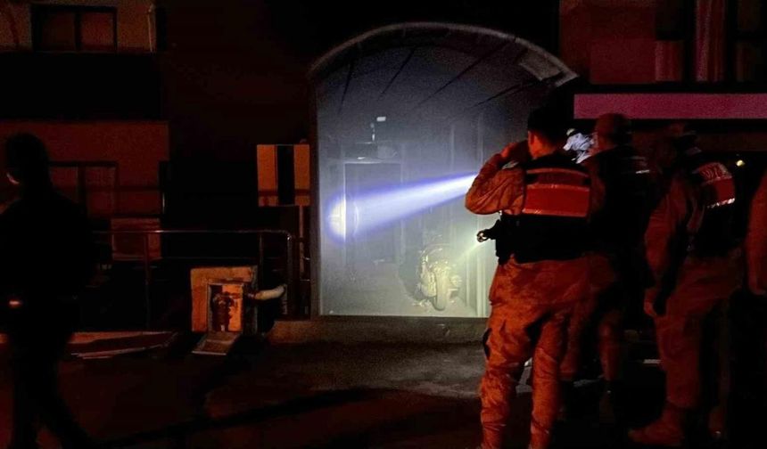 Galeride çıkan yangında 2 kişi öldü, 14 kişi tedavi altına alındı