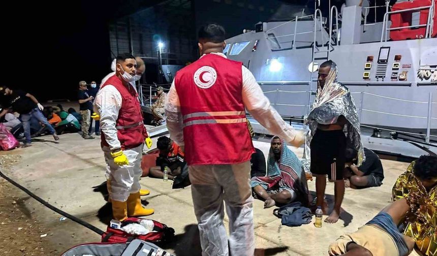 Libya açıklarında 95 göçmeni taşıyan iki tekne alabora oldu!