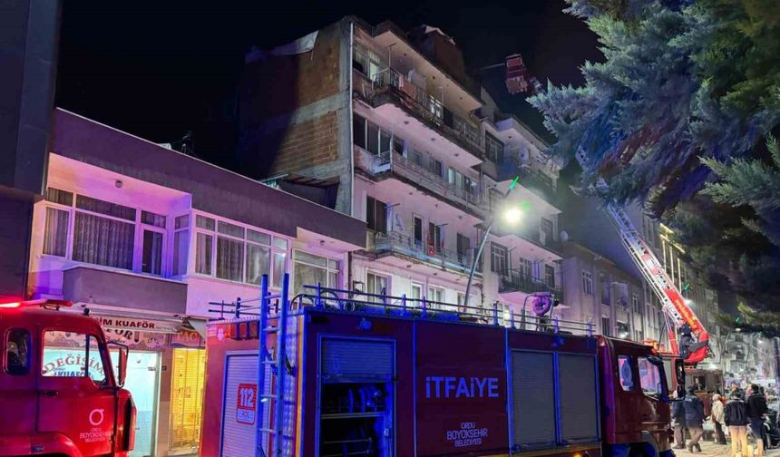 Ordu’da çatı katı yangını: 5 kişi asansörlü araçla tahliye edildi