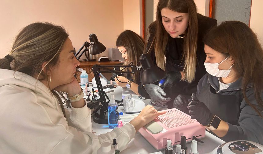 Eskişehir'de bir ilk... Protez tırnak atölyesi hizmete girdi