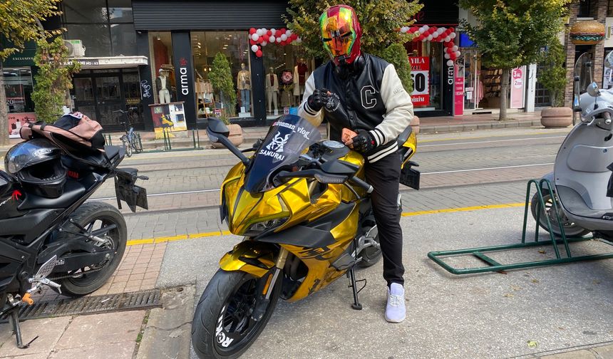 Dünyaca ünlü çizgi roman karakteri kaskıyla dolaşıyor...