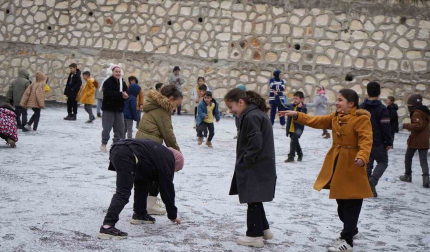 Mevsimin ilk karı düştü: Öğrenciler bahçeye koştu