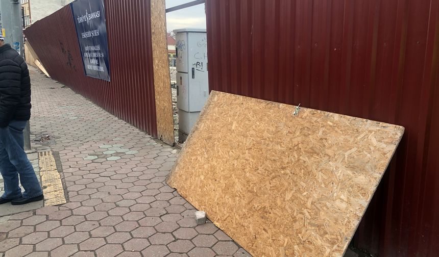 Şiddetli fırtına ortalığı birbirine kattı