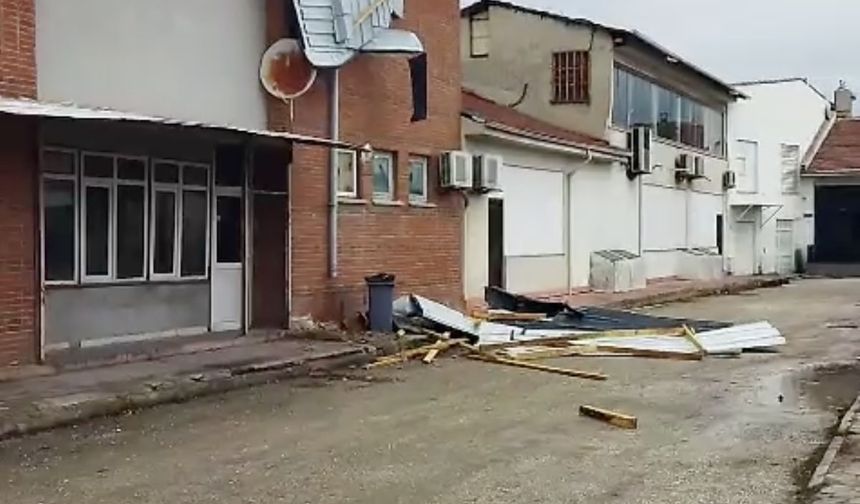 Eskişehir'de fırtına mahalleye maddi hasar verdi!