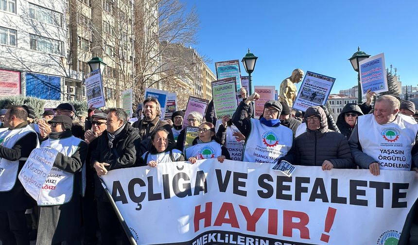 Buz gibi havada emekliler sokakta!