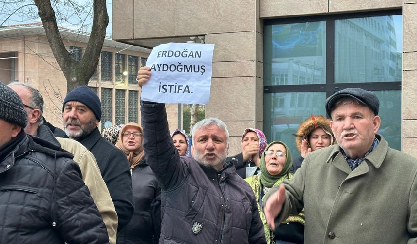 Yeşiltepe İmar Kararı protesto edildi: Mahalleli Büyükşehir önünde toplandı