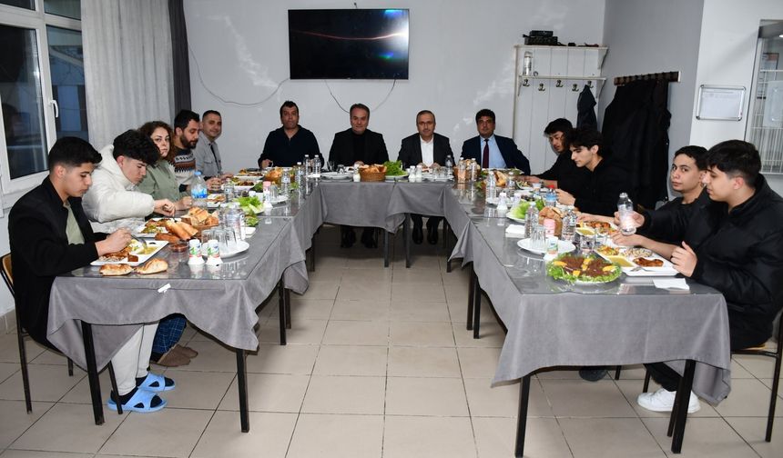 Öğrencilerle iftar yaptı