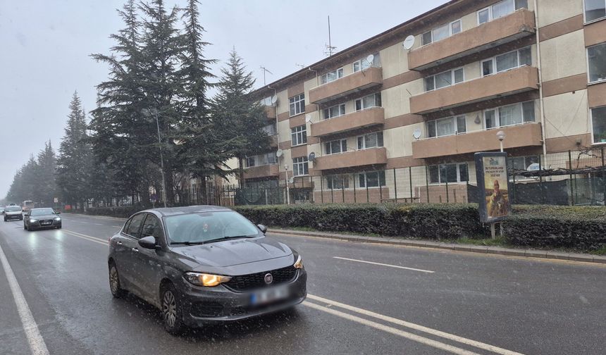 Hafif kar yağışı şehri beyaza kapladı