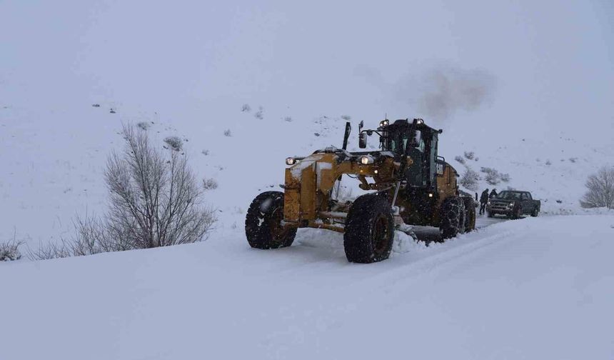 Yoğun kar yağışı: 377 köy yolu ulaşıma kapandı