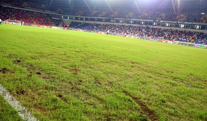 Fethi Heper Stadyumu’nun zemini alarm veriyor