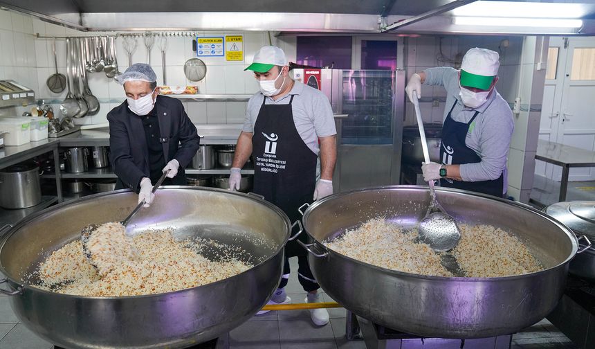 Başkan Ataç Nihal-İsmail Akçura Aşevi’ni ziyaret etti