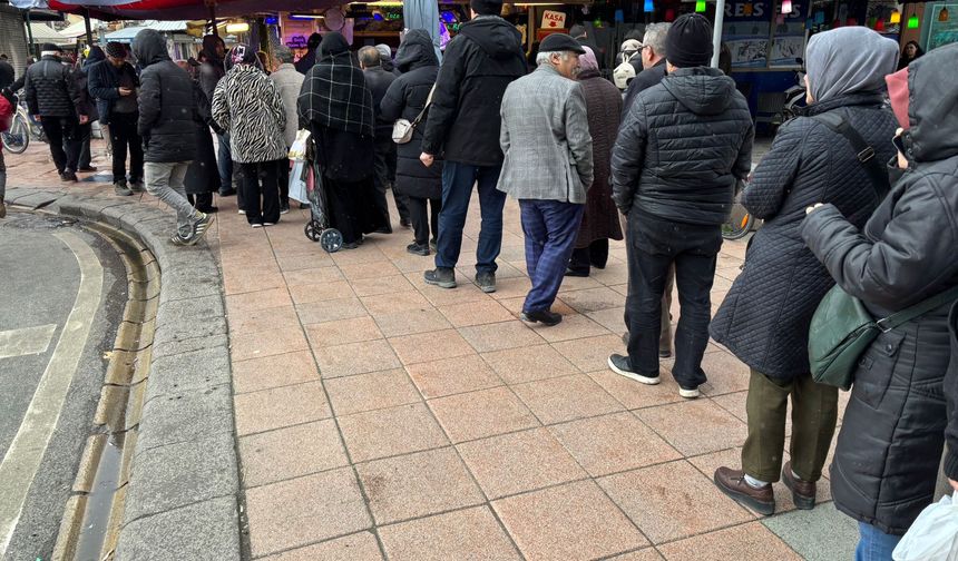 Vatandaş yine kuyrukta! Kuyruk nedeni bakın neymiş...