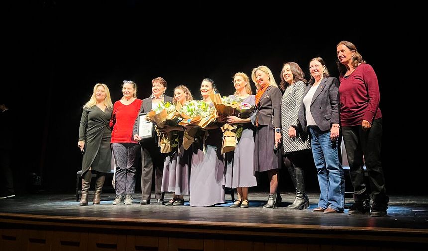 Kadınlar 8 Mart’ı tiyatro ile kutladı