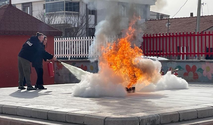 Öğrencilere deprem tatbikatı