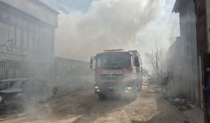 Mobilya deposunda yangın çıktı!