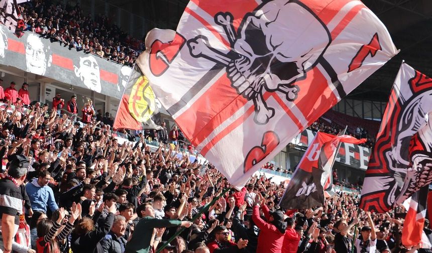 Eskişehirspor taraftarından İspanya temalı tribün şovu