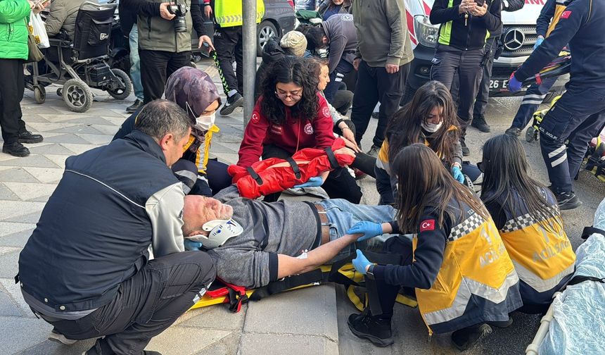 Eskişehir'de korkutan kaza! Araç kaldırımdaki yayalara çarptı