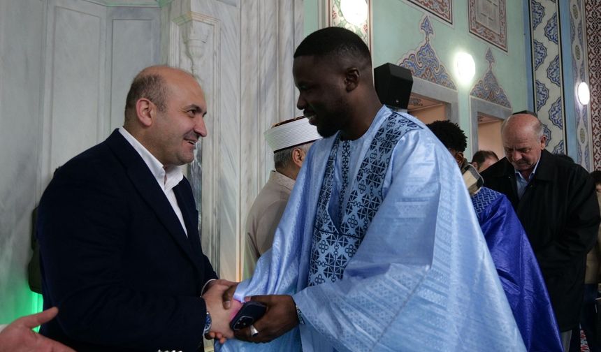 AK Parti İl Başkanı Gürhan Albayrak, vatandaşlarla bayramlaştı