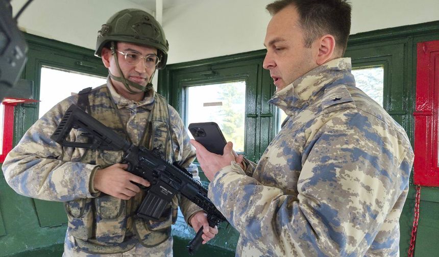 Telefondan annesiyle bayramlaşan Mehmetçik'in duygu dolu anları