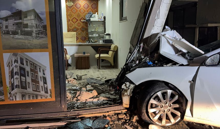 Otomobil iş yerine girdi