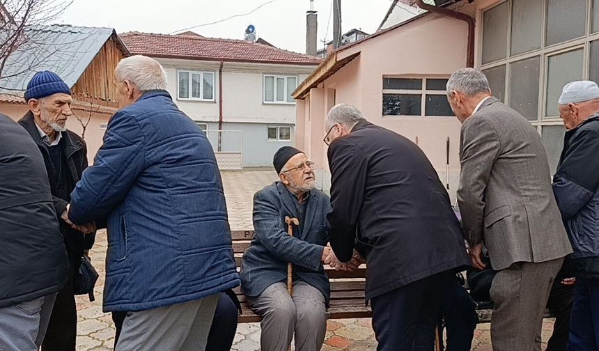 Asırlık bayramlaşma geleneği o yerde coşkuyla sürüyor