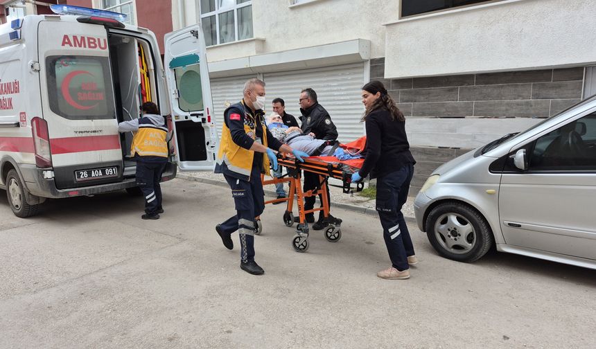 Evde düşen yaşlı kadına ekipler yetişti