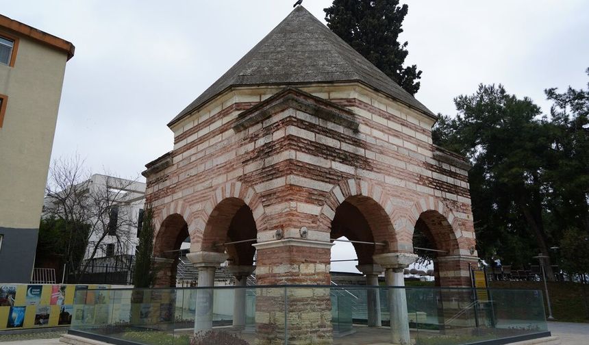 641 yıllık türbe zamana direniyor