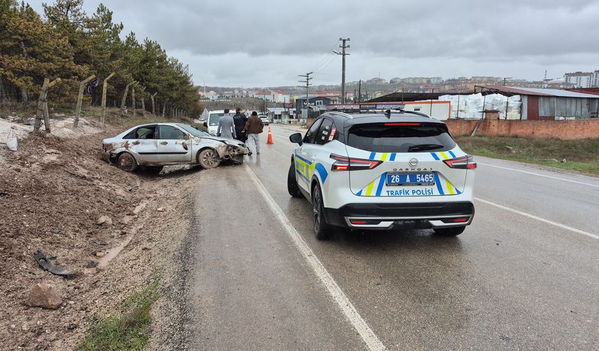 Kontrolden çıkan araç yol kenarına savruldu!