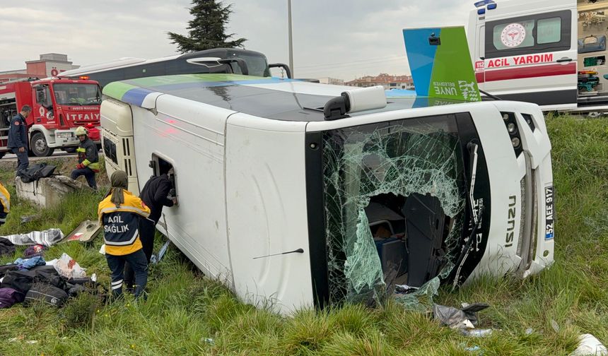 Öğrencileri taşıyan midibüs şarampole devrildi: 15 Kişi yaralandı!