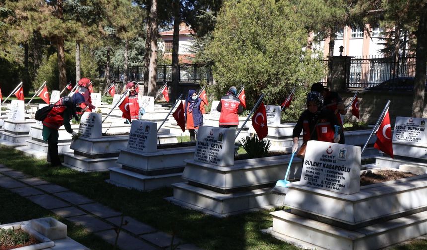 Eskişehir’de şehitliklerde bayram öncesi temizlik