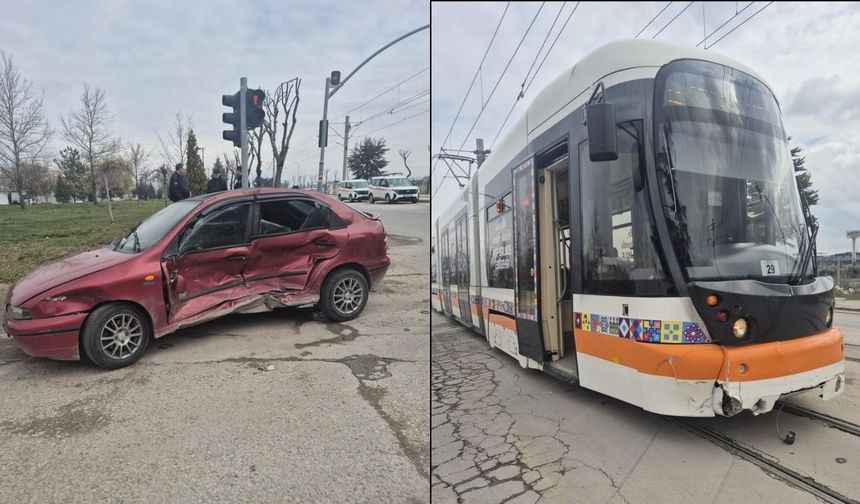 Otomobil ile tramvay çarpıştı!