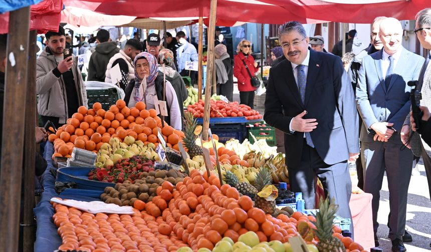 Eskişehir Valisi Yılmaz pazarda esnaf ve vatandaşlarla buluştu