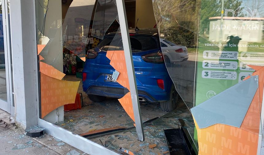 Eskişehir'de otomobil markete girdi!