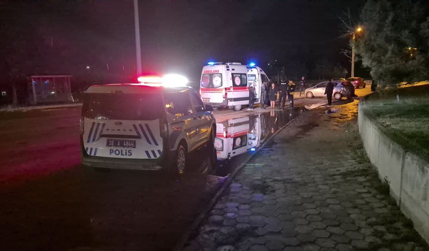 Yağmur kazayı getirdi! Araç duvara çarptı!