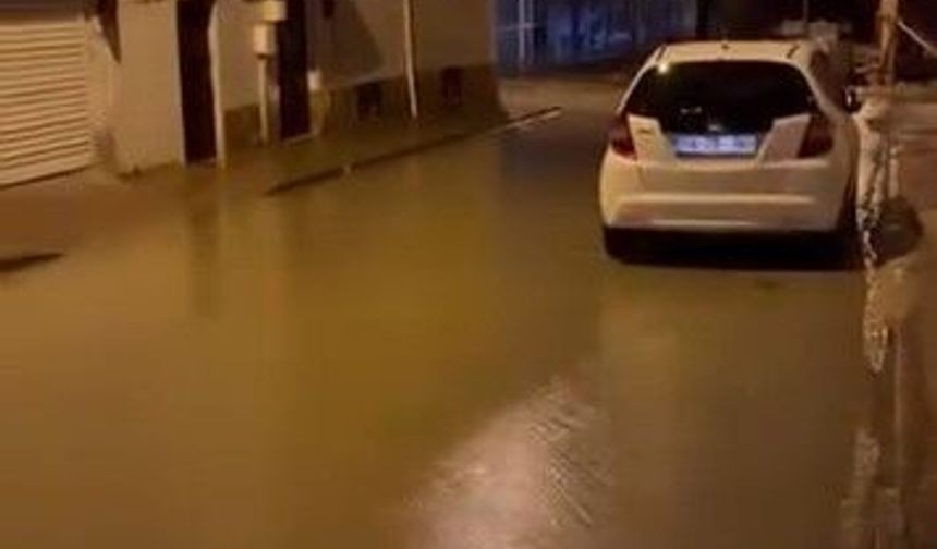 Yağmur suyu ile kaplanan sokaklar vatandaşa zorluk yaşattı