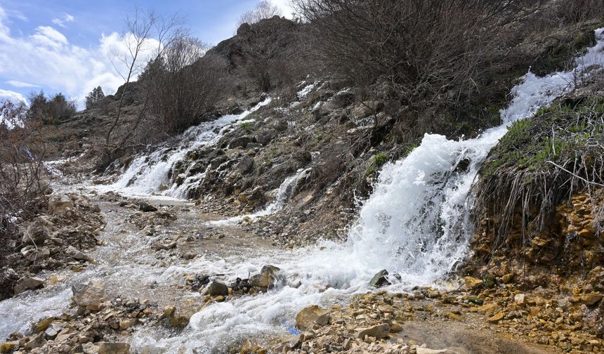 Dağın ortasından fışkıran gizemli su görenleri şaşkına çeviriyor