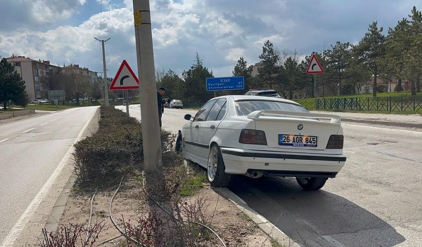 Eskişehir'de trafik kazası: Kontrolden çıkan araç orta refüje çıktı