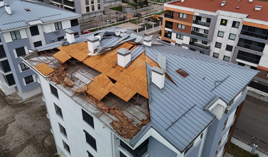 Eskişehir’de fırtına çatıyı uçurdu!