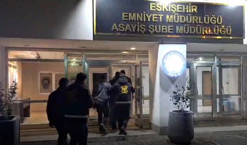 Pes dedirten yöntem! Çalınan otomobili başka araçla kaçırdılar